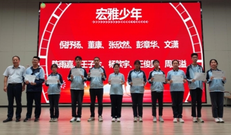 图片包含 室内, 人, 站, 男人&#xA;&#xA;AI 生成的内容可能不正确。