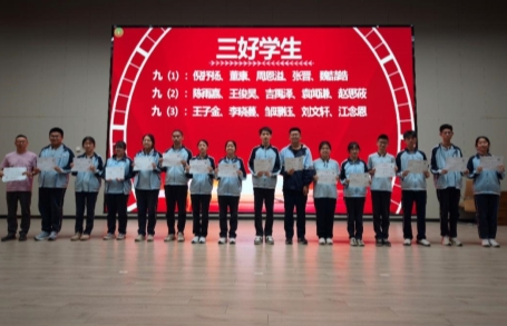 一群人站在台上&#xA;&#xA;AI 生成的内容可能不正确。