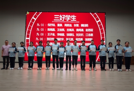 一群人站在台上&#xA;&#xA;AI 生成的内容可能不正确。
