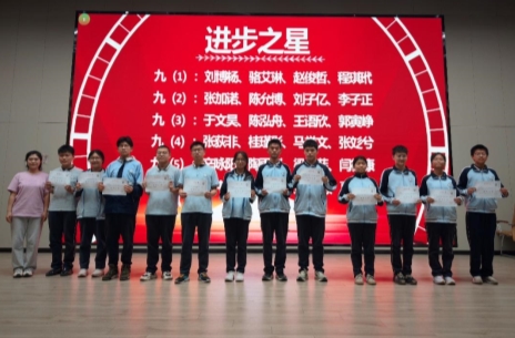 一群人站在台上&#xA;&#xA;AI 生成的内容可能不正确。
