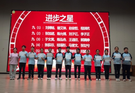 一群人站在台上&#xA;&#xA;AI 生成的内容可能不正确。