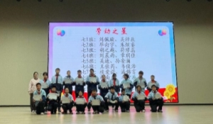 图片包含 室内, 桌子, 水, 电脑

AI 生成的内容可能不正确。