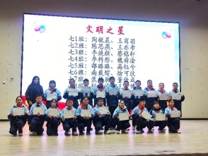 一群人在台上演讲

AI 生成的内容可能不正确。