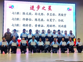 一群人在台上演讲

AI 生成的内容可能不正确。