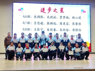 一群人站在一起

AI 生成的内容可能不正确。