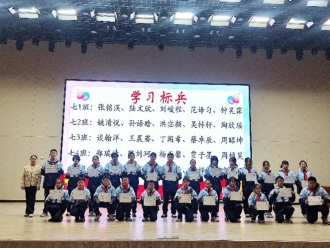 一群人站在台上

AI 生成的内容可能不正确。